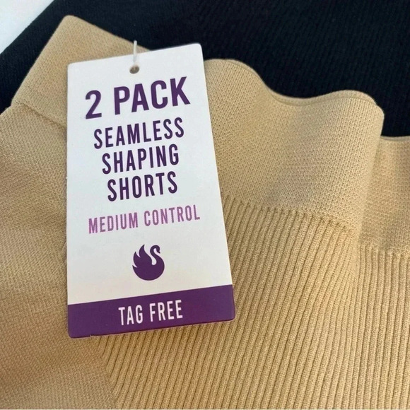 Gloria Vanderbilt two pair medium Shapeware NWT - Picture 4 of 5